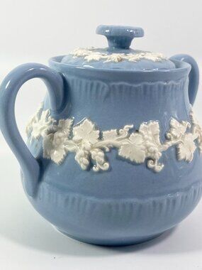 1950s Wedgwood Queensware shell edge Sugar Bowl Embossed lidded